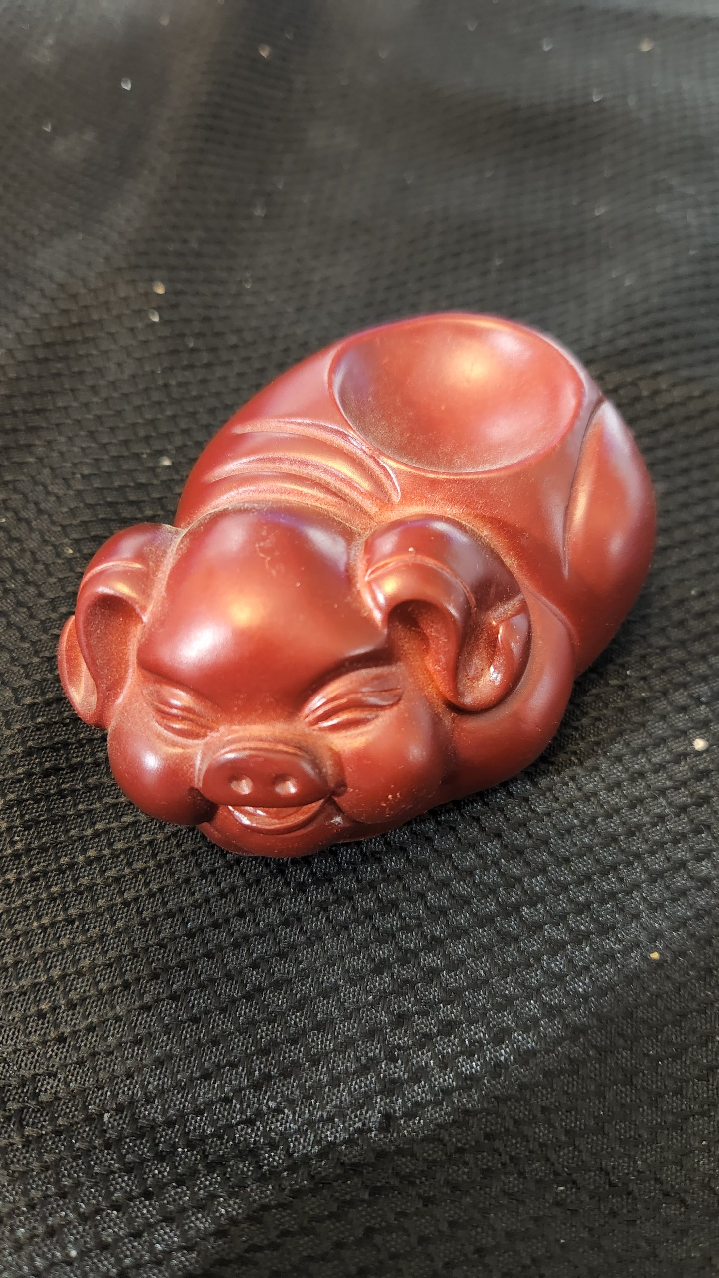 Happy pig sphere holder