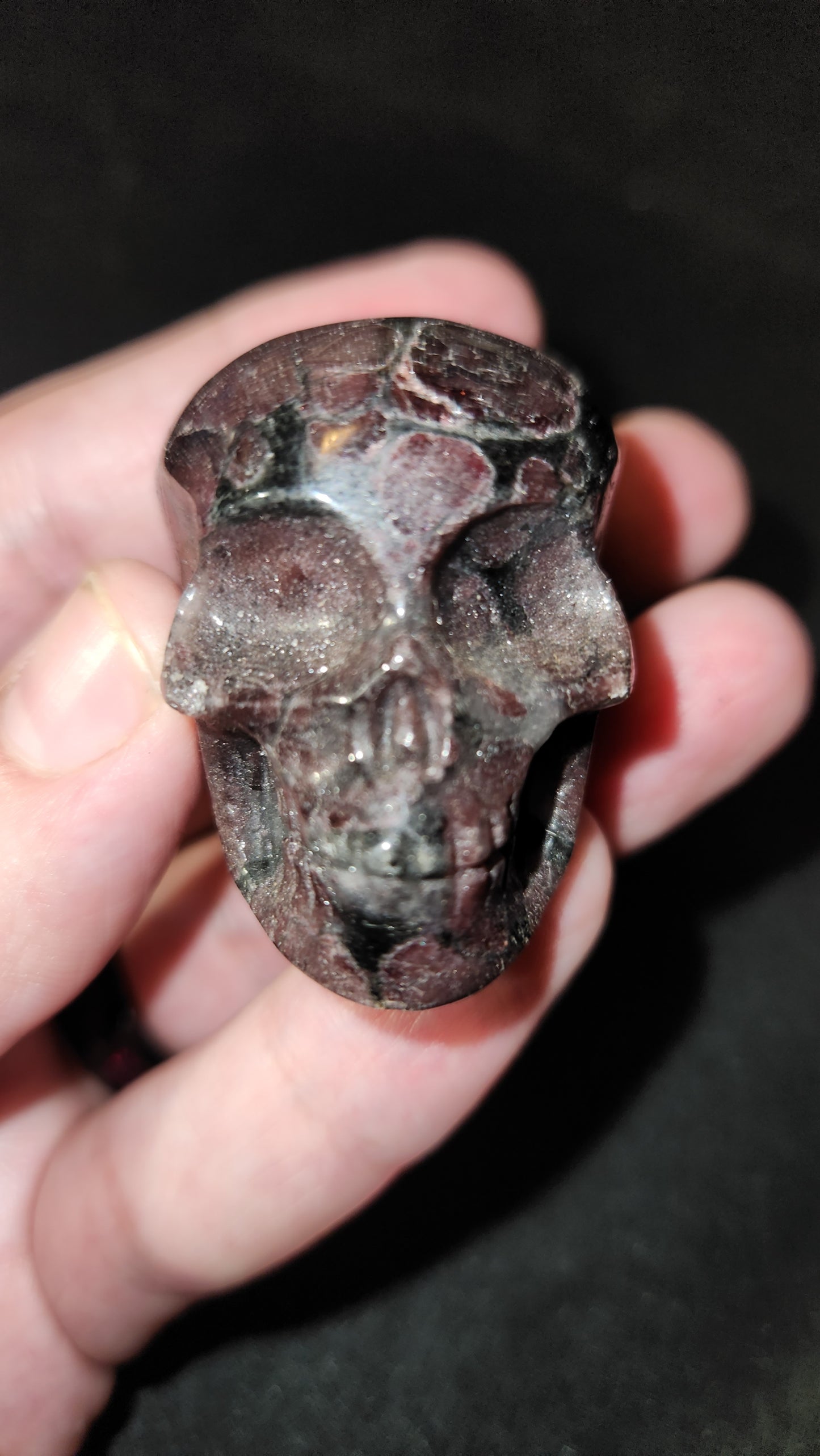 1.5' Garnet & Arfvedsonite skull