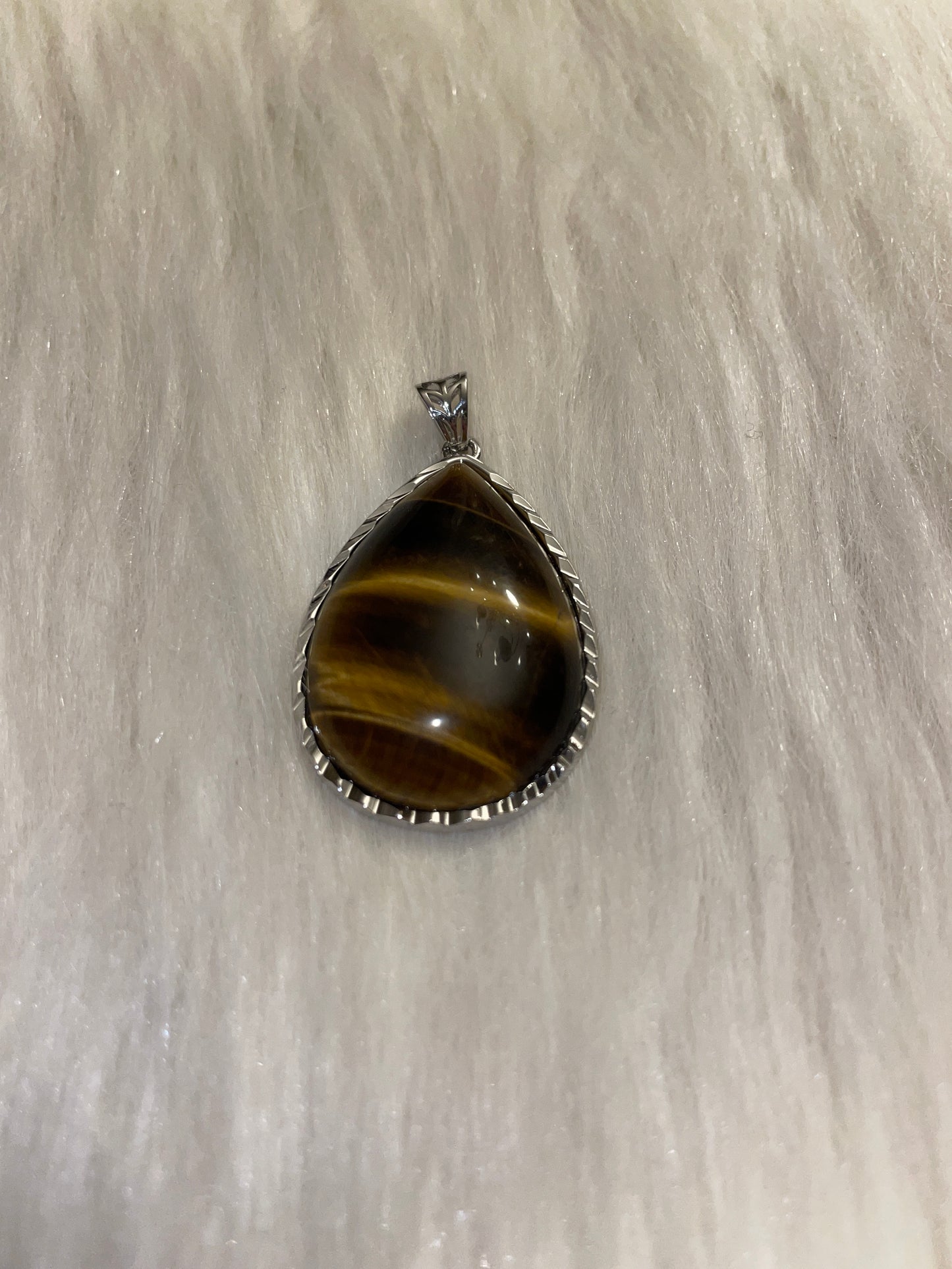 Silver tone tear drop pendent (TIGER EYE)