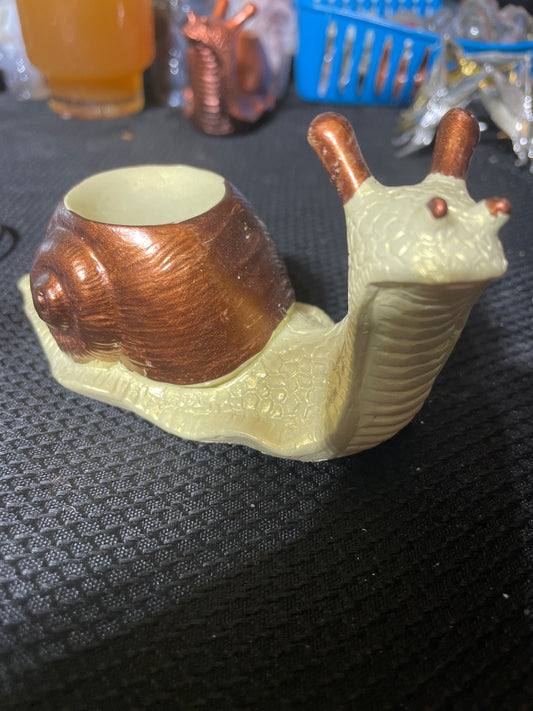 Vanilla & bronze snail sphere holder