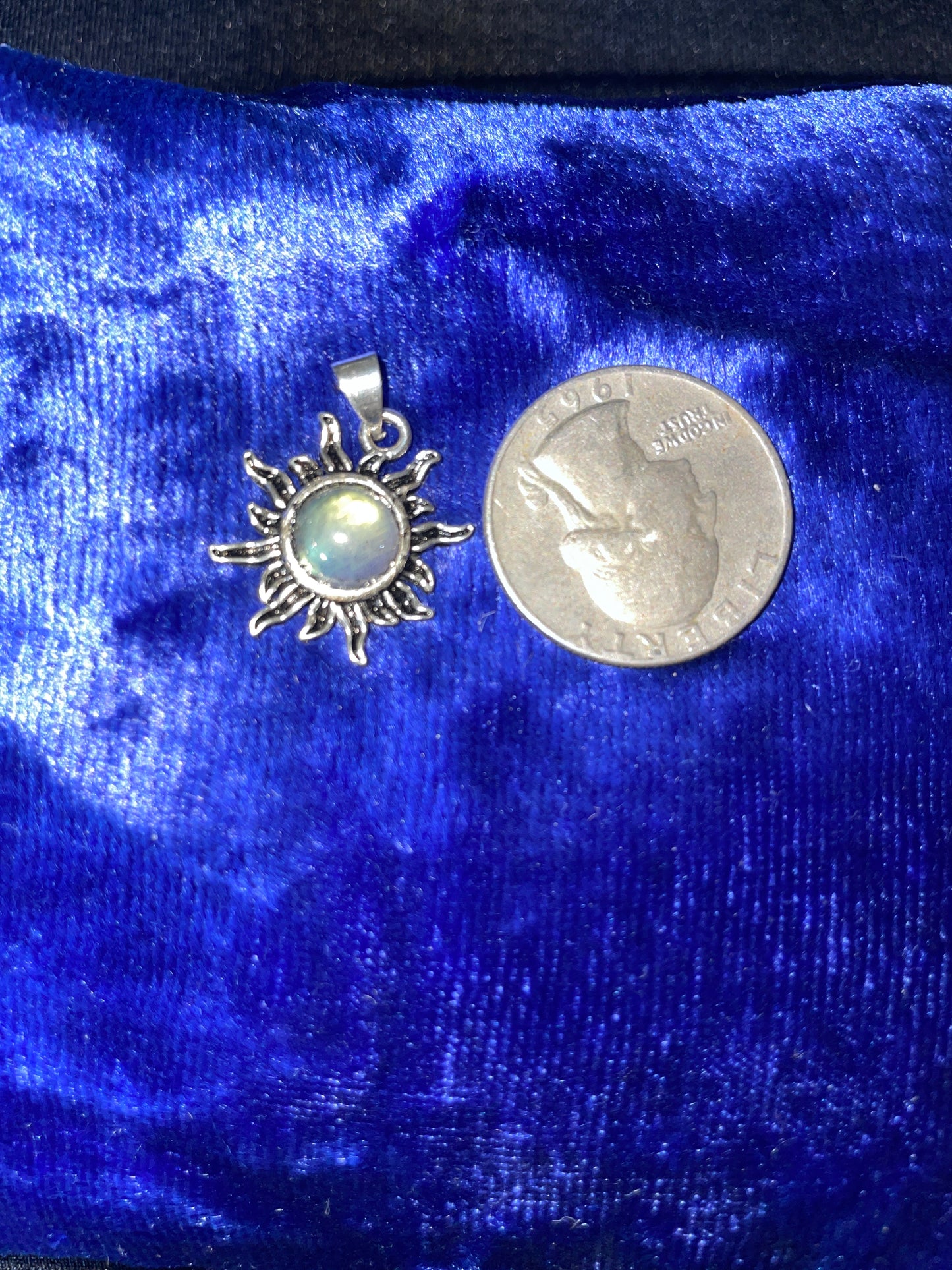 Labradorite sun pendent (silvertone)