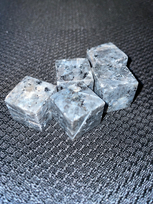 Larvakite cubes (tumbles)