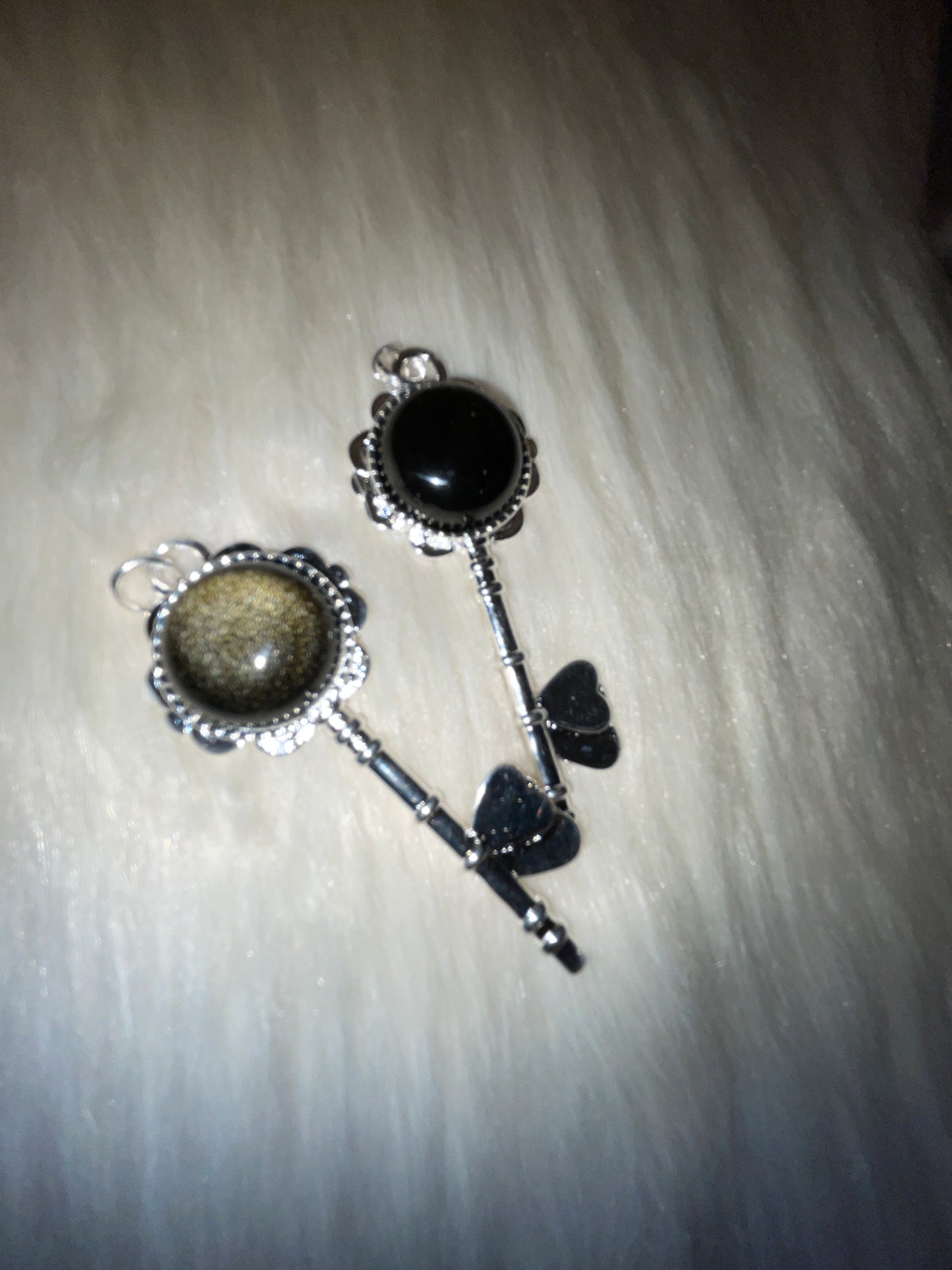 Goldsheen obsidian key pendent (silver tone)