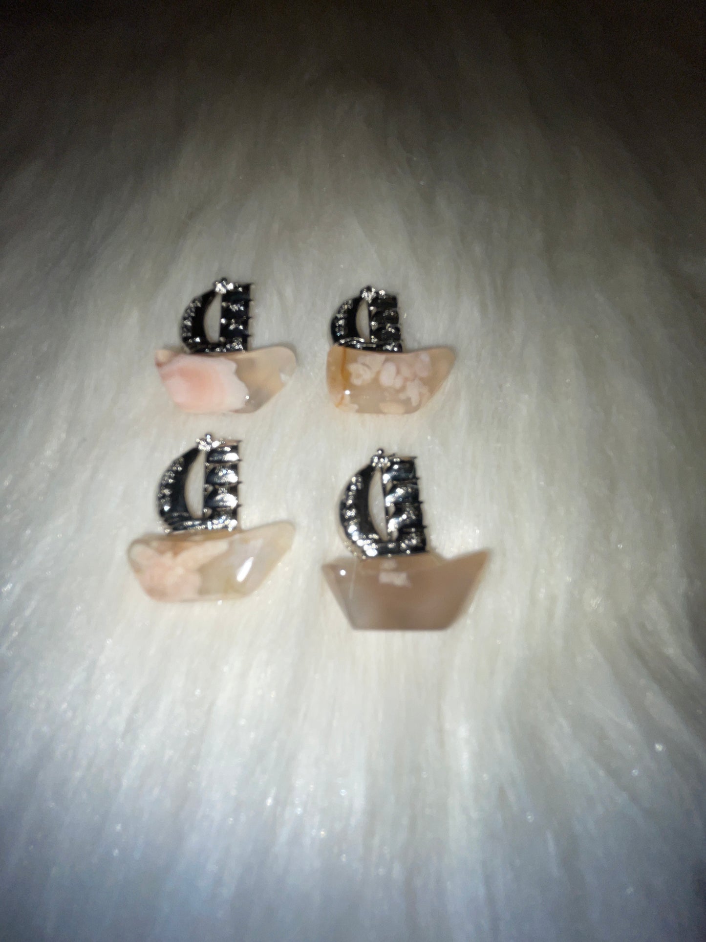 Flower agate mini boat charms