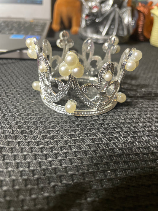 Silver crown with pearls sphere holder