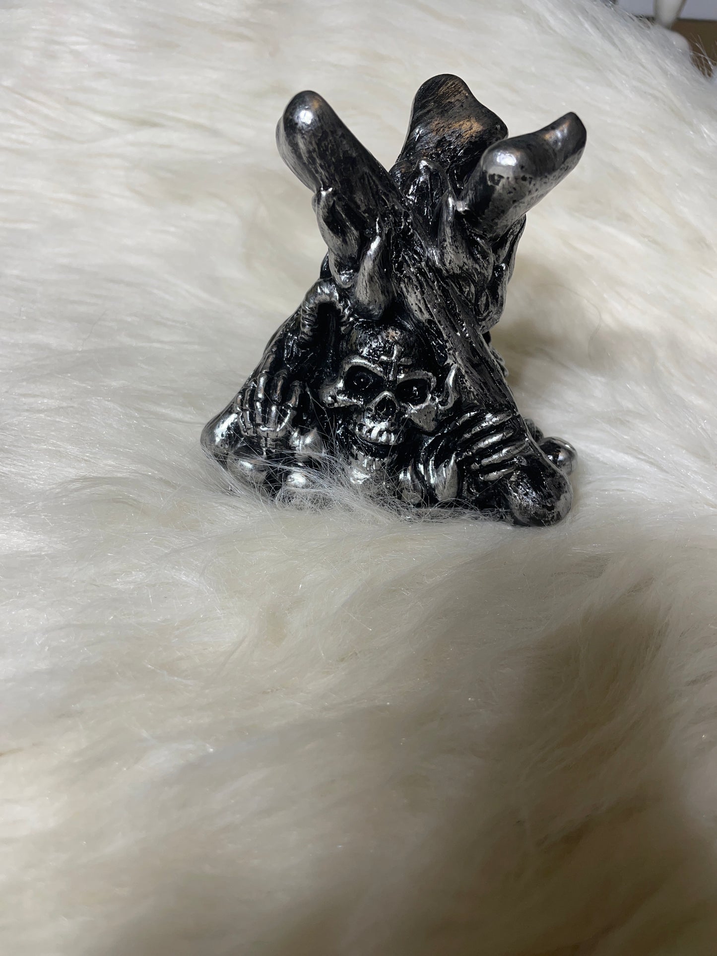 Silver skull & cross bones sphere holder